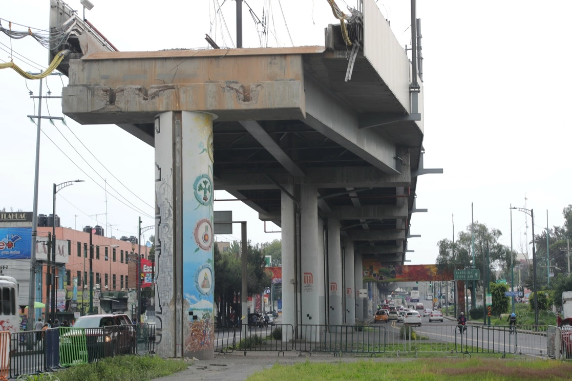 Aspectos de la columnas que sostiene las vías del metro de la línea 12 y el espacio vacío que quedó después de colapsar. Foto Luis Castillo/ Archivo
