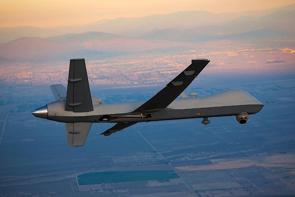 El ‘MQ-9 Reaper’ es un dron de combate no tripulado desarrollado por General Atomics para la Fuerza Aérea de Estados Unidos. Es muy potente, prácticamente un avión pero sin tripulación, con la capacidad de llevar armas. Es utilizado para misiones de ataque, vigilancia y reconocimiento. Foto tomada de X 