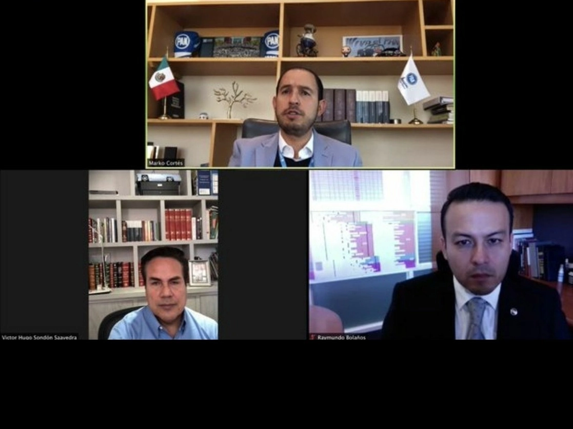 El dirigente naccional del PAN, Marko Cortés -al centro superior- ofreció una conferencias de prensa virtual, acompañado por el director general jurídico del partido, Raymundo Bolaños Azócar y el representante del PAN ante el INE, Víctor Hugo Sondón. Imagen tomada del Twitter de @AccionNacional