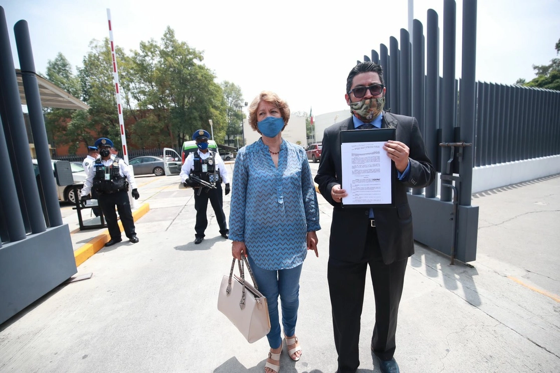 María Guadalupe Vallarta Cisneros, hermana de una víctima de tortura, acompañada de su abogado, Héctor Pérez Rivera, salen de los juzgados del Reclusorio Oriente tras reunirse con el juez 12o de Distrito que resolverá el caso de tortura del que se acusa aLuis Cárdenas Palomino, en la Ciudad de México, el 12 de julio de 2021. Foto Luis Castillo