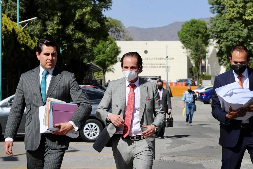 Los abogados fueron acusados de haber extorsionado a Juan Collado. En la imagen, los representantes legales de este último, a su salida de los juzgados del Reclusorio Norte donde se realizó la audiencia de imputación, el 28 de febrero de 2022. Foto Roberto García Ortiz
