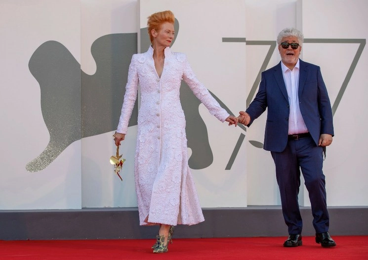 El director Pedro Almodóvar y la actriz Tilda Swinton posan durante la alfombra roja de la cinta ‘The human voice’, durante la 77 edición del Festival Internacional de Cine de Venecia, el 3 de septiembre 2020. Foto Ap