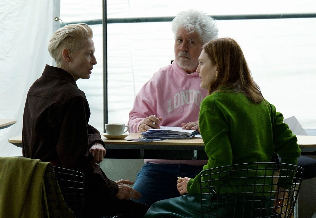 El cineasta español, Pedro Almodóvar platica con las actrices Tilda Swinton y Julianne Moore, protagonistas de 'La Habitación de al lado'. Foto Europa Press