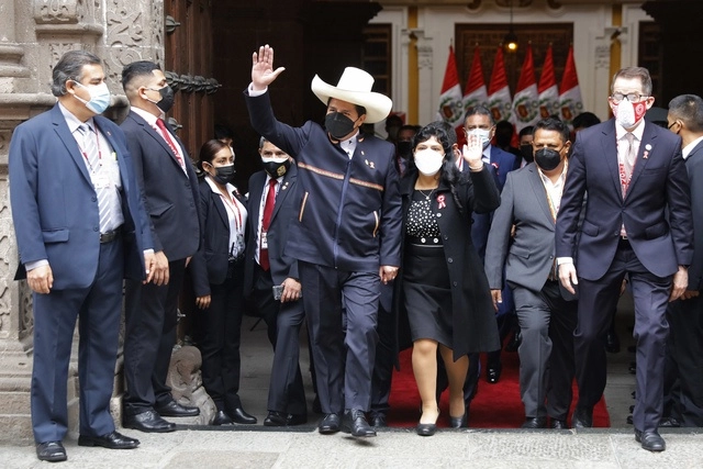 "Juro por los pueblos del Perú, por un país sin corrupción y por una nueva Constitución", señaló Pedro Castillo al tomar protesta como presidente de Perú, el 28 de julio de 2021. Foto Ap 