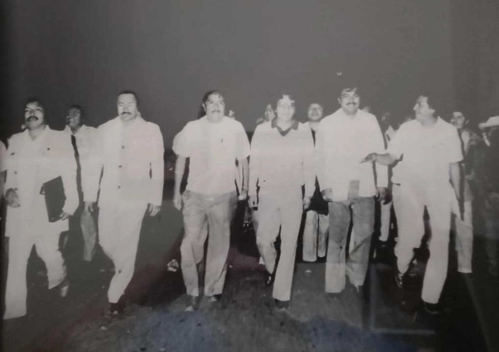Profesor Pedro Martínez Noriega saliendo del Congreso de 1982 cuando se eligió el Primer Comité Democrático. Él fue nombrado secretario general. Foto 