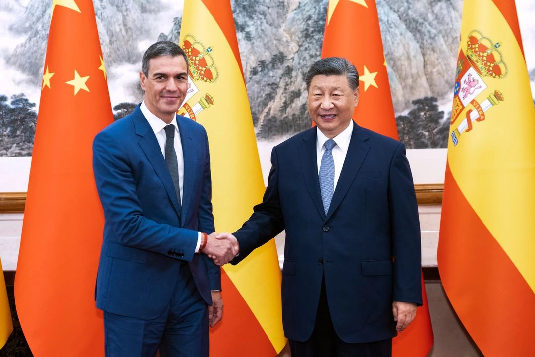 En esta foto difundida por la Agencia de Noticias Xinhua, el primer ministro español, Pedro Sánchez, de visita a la izquierda, se reúne con el presidente chino, Xi Jinping, en la Casa de Huéspedes de Estado Diaoyutai en Beijing, el 9 de septiembre de 2024.  Foto