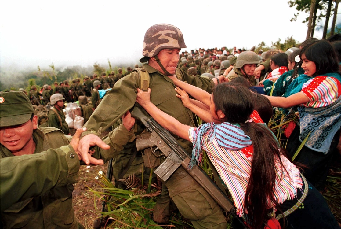 En la imagen, captada el 3 de enero de 1998 por Pedro Valtierra, fundador de ‘La Jornada’, una mujer tsotsil increpa a un soldado en Chenalhó, Chiapas, 10 días después de la matanza de Acteal. Foto Pedro Valtierra / ‘La Jornada’



