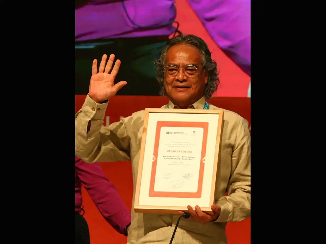Pedro Valtierra recibió el premio cultural en la FIL. Fue primer jefe de fotografía de ‘La Jornada’. Foto Arturo Campos 