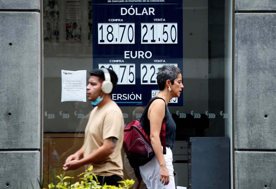 Cotización del dólar estadunidense en un banco en el centro de la Ciudad de México. La moneda mexicana que hace unos días era de las más resistentes a la incertidumbre, ahora es víctima de la aversión al riesgo. Foto Cristina Rodríguez