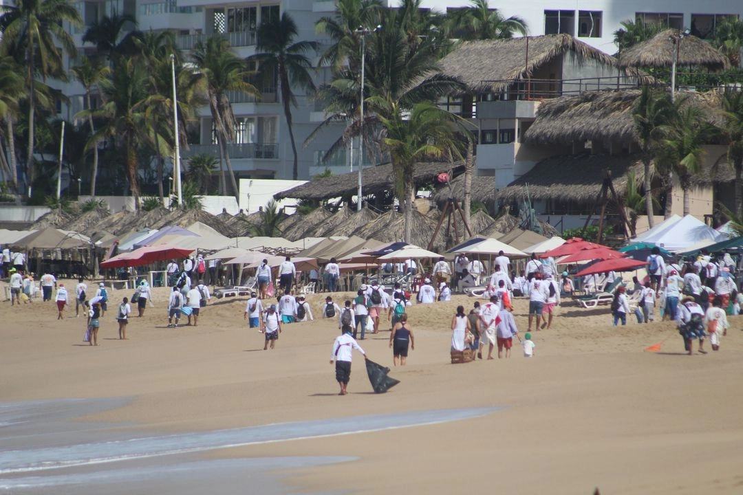 Realizan brigada semanal de limpieza en playa El Morro. Foto 