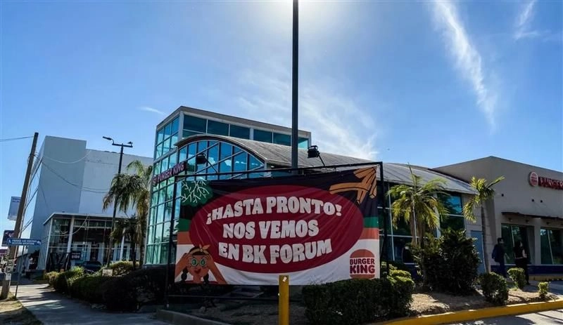 Algunos trabajadores del sector han optado por convertirse en conductores de taxis por aplicación, con el gran riesgo que ello conlleva ante los continuos retenes del narco. Asimismo, el ex gobernador Juan S. Millán señala que hasta el riego agrícola está bajo control de Los Chapitos y que, según testimonios, nueve de cada 10 pesos que pagan los productores por el servicio van a parar a manos de la mafia, lo que también agrava la escasez en las presas. Foto 