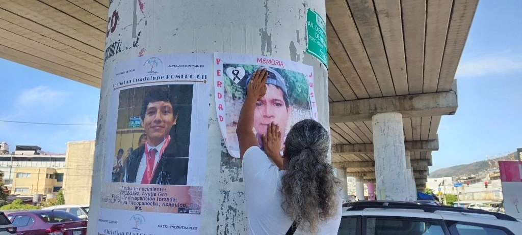 Socorro Gil Guzmán, presidenta del colectivo, acusó que el gobierno municipal retiró fotografías de sus seres queridos que habían colocado recientemente en el quiosco del zócalo. Foto Héctor Briseño