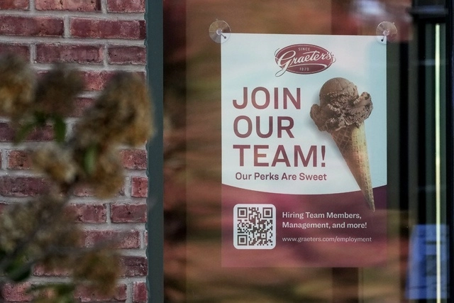 Un cartel que solicita solicitantes de empleo se muestra en una heladería en Northbrook, Illinois. Foto Ap