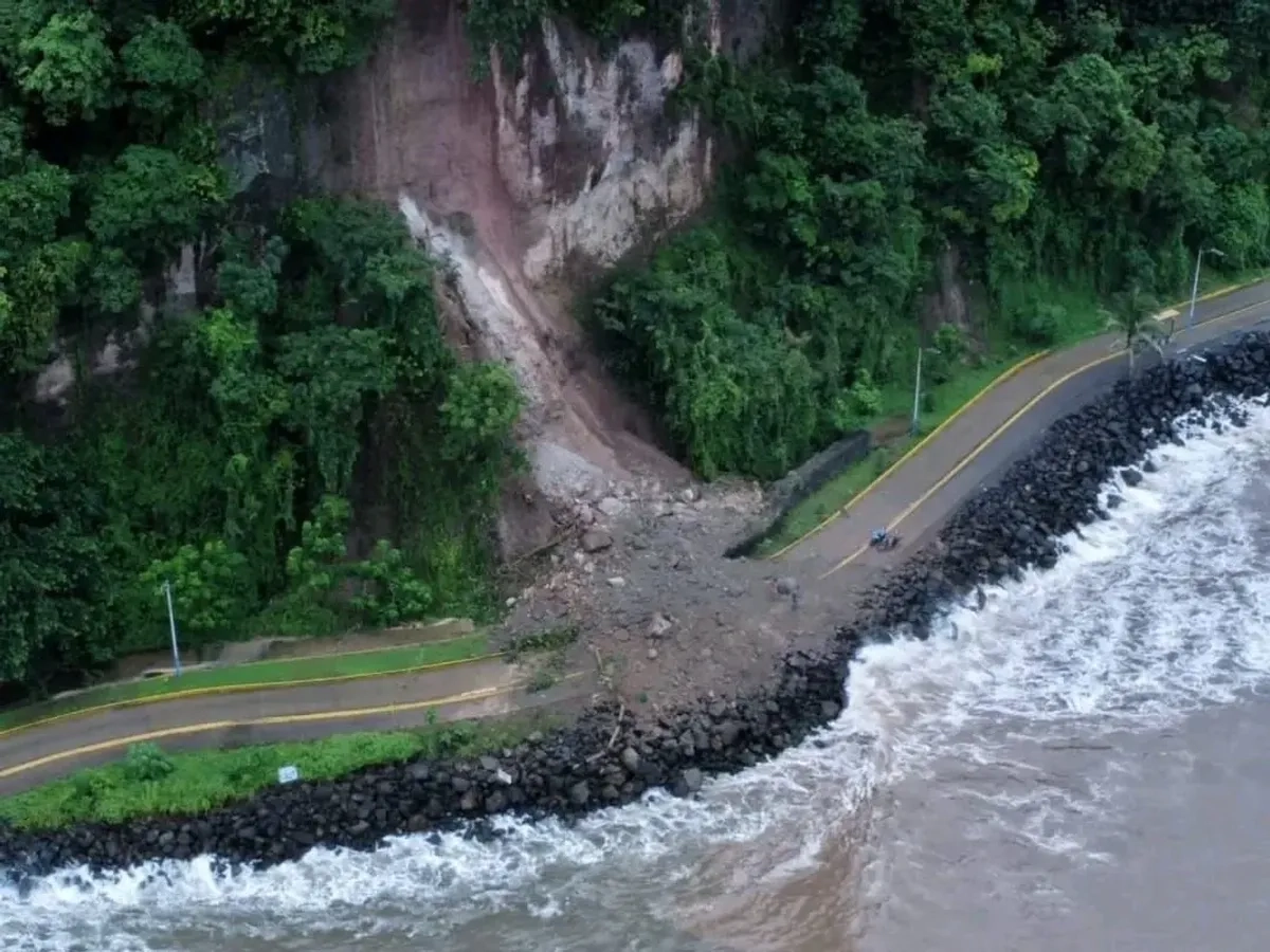 A consecuencia de las torrenciales lluvias, un cerro se desgajó, bloqueando por completo el paso en el andador Malpaso del municipio de San Blas, Nayarit. 