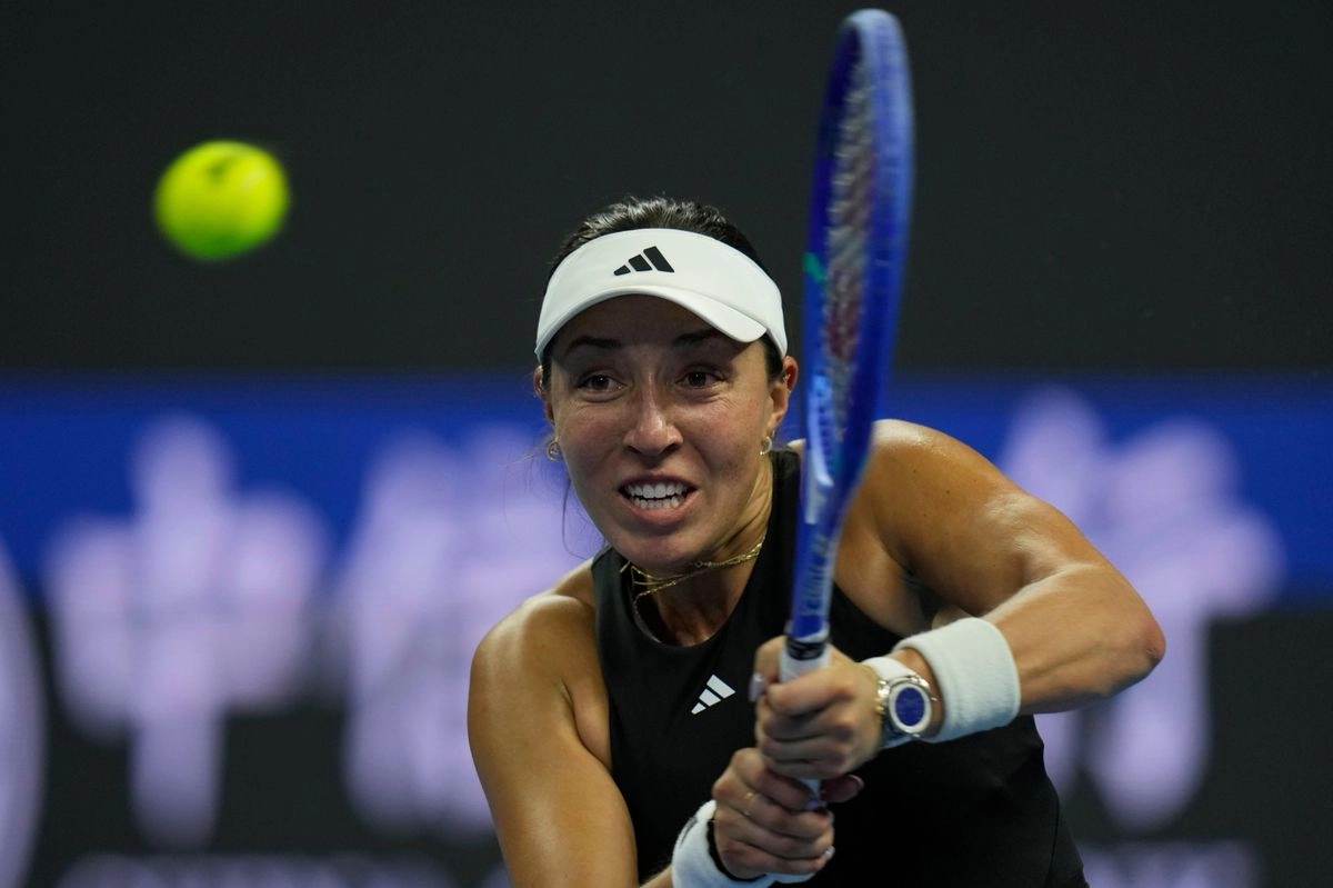 La estadunidense Jessica Pegula eliminó a su compatriota Emma Navarro 6-7 (2/7), 6-2 y 6-1 en cuartos de final del torneo de Pekín, el 3 de octubre de 2025. Foto 