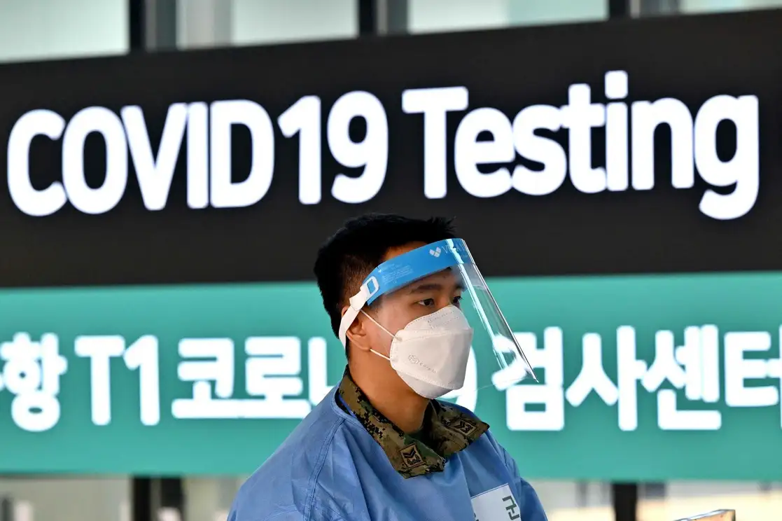 Un trabajador de salud en un centro de pruebas covid en el Aeropuerto Internacional de Incheon, en Seúl, Corea del Sur, el 3 de enero de 2023. Foto Afp 