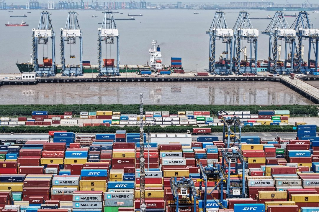 Contenedores de carga en un puerto de Shanghái, el 20 de abril de 2025. Foto 