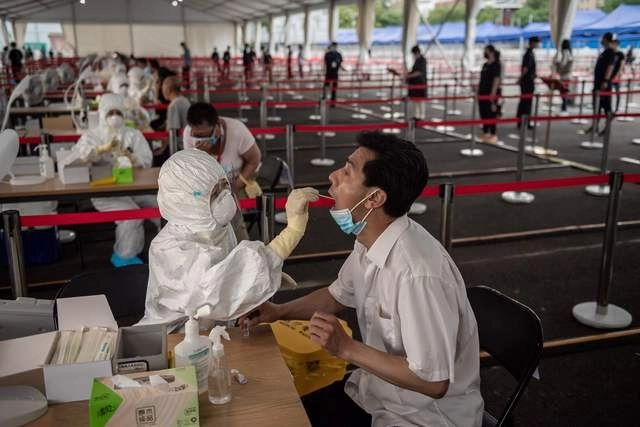La capital china, que a mediados de junio vivió un repunte del número de casos de Covid-19, anunció que levantará la mayoría de las restricciones a salir de la ciudad al asegurar que había detenido los contagios. Foto Afp