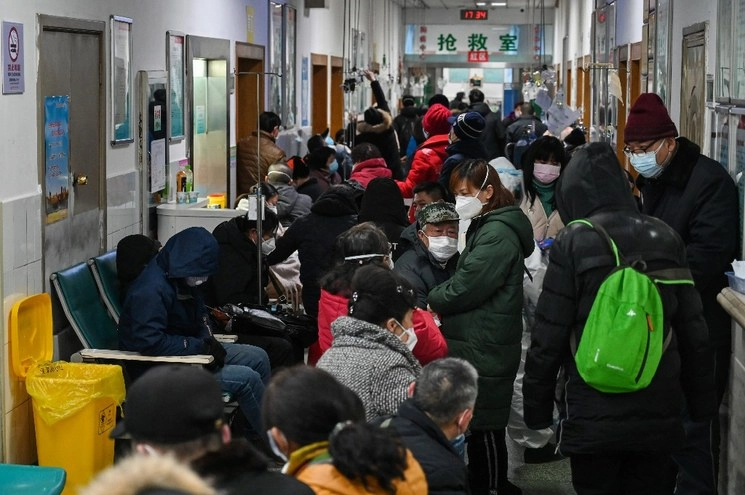 Personas esperan para ser atendidos en un hospital de la Cruz Roja en Wuhan. Foto Afp