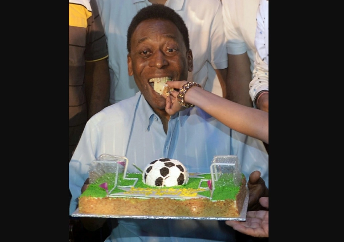 "¡Está llegando mi cumpleaños! ¿Ya prepararon el pastel?", escribió en redes sociales. Foto tomada de la cuenta de Twitter @Pele