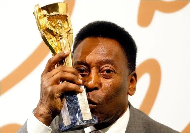 El astro brasileño Pelé quiere que la selección de su país haga honor a su condición de favorita en la Copa del Mundo y consiga su sexto título en Qatar, ya que confía plenamente en el plantel de 26 seleccionados por el director técnico Tite. Foto Ap / Archivo