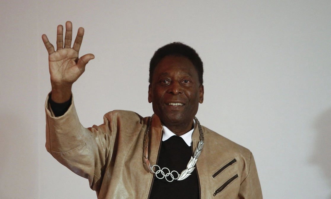 El ex astro del futbol brasileño Pelé fue hospitalizado en Sao Paulo con una "hinchazón general", en medio de un tratamiento contra el cáncer. Foto Afp / Archivo