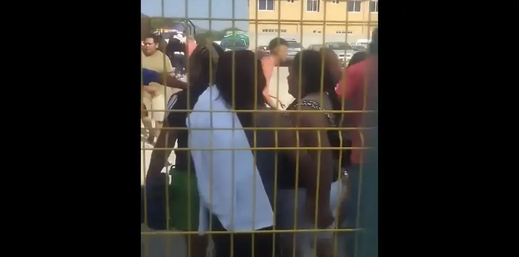 Una pelea entre varias personas en el balneario El Tephé se registró durante el "Sábado Santo". Foto Tomada de un video que circula en redes sociales 