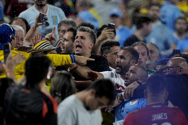 Bronca entre aficionados de Colombia y Uruguay al término del encuentro. Foto Ap