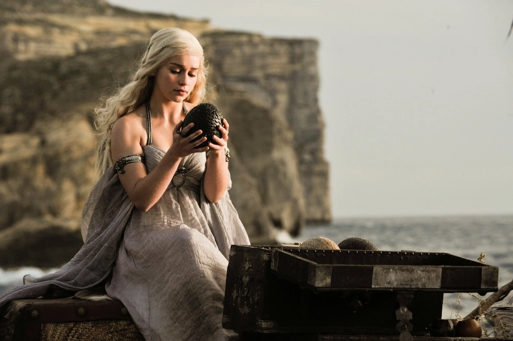 Basada en la serie de novelas de fantasía "Canción de hielo y fuego", de George R.R. Martin, el éxito de la televisión que aborda la violenta lucha entre familias nobles ya generó la producción derivada "La casa del dragón". Otras adaptaciones para la pequeña pantalla han sido confirmadas. Foto @GameOfThrones 