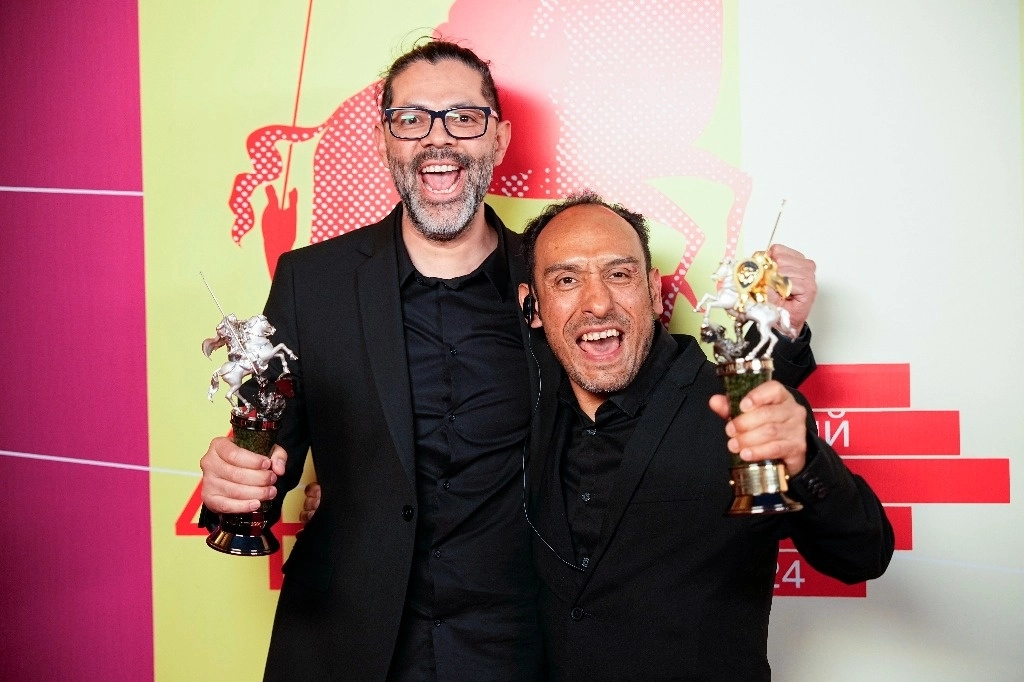 El director mexicano Miguel Salgado, derecha, y Alfredo Mendoza, actor y guionista, posan con su trofeo para una fotografía después de la ceremonia de clausura del 46º Festival Internacional de Cine de Moscú en Moscú, Rusia, el viernes 26 de abril de 2024. Foto Ap