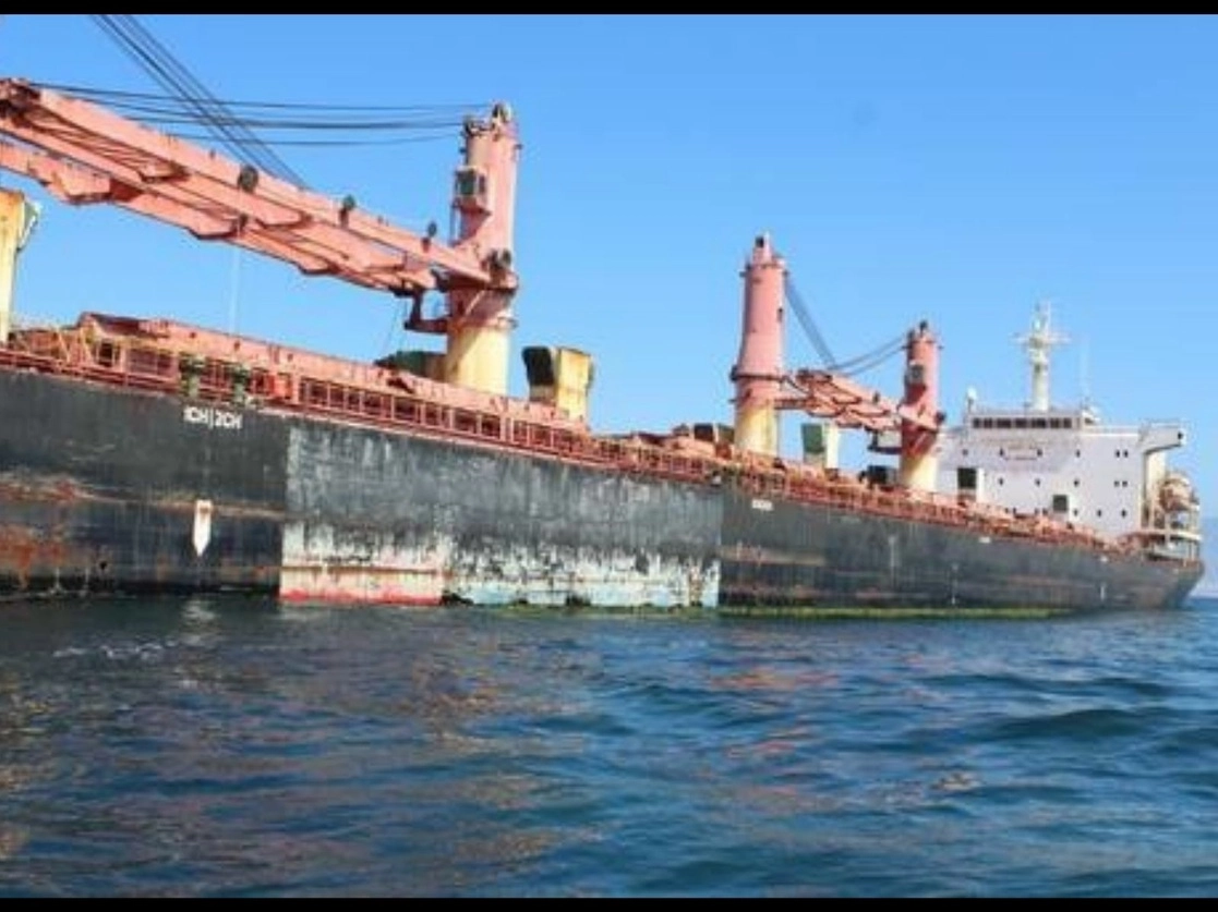 Una embarcación de la empresa Shandong Weiqiao, de Hong Kong, que permanece atracada desde hace tres años a causa de un litigio, podría ocasionar daños irreversibles a la flora y fauna de la costas de Ensenada, Baja California, ya que contiene 47 mil litros de bauxita y 274 toneladas de azufre. Foto Lindero Norte