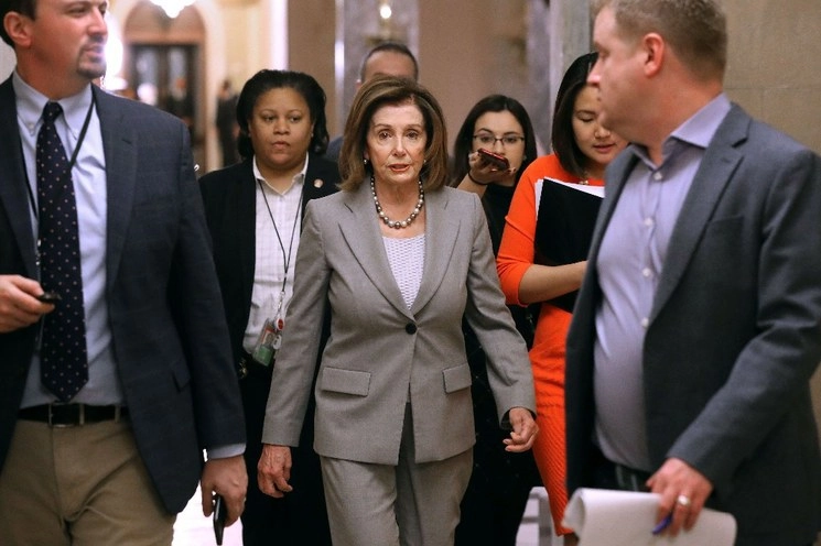 Nancy Pelosi, la presidenta de la Cámara de Representantes de EU no ha enviado al Senado la acusación formal de ‘impeachment’ contra Trump. Foto Afp