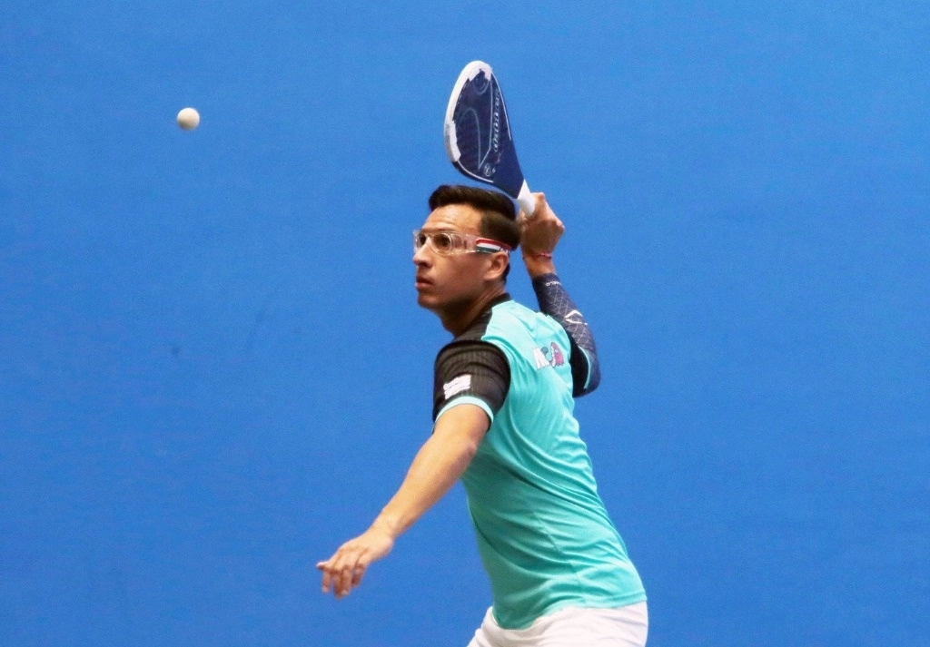 El mexicano Isaac Pérez se impuso en el duelo por la medalla de oro al argentino, Federico Fernández, en paleta goma individual, el 4 de noviembre de 2023. Foto tomada de X @CONADE