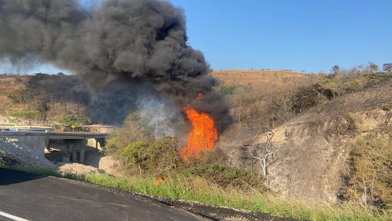 Como parte de los protocolos de seguridad informaron, la Guardia Nacional suspendió la circulación en la carretera transístmica, además de trabajadores de Pemex, también participaron en labores bomberos adscritos a Matías Romero y contaron con el apoyo de las empresas cementos Cruz Azul y La Istmeña. Foto