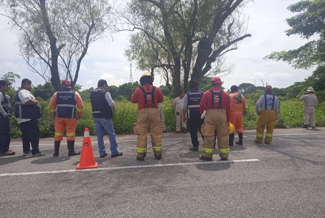 Personal de Protección Civil de Tabasco atiende fuga de hidrocarburo en oleoducto de 16" de Pemex, sobre la autopista Comalcalco-Cunduacán, el 21 de septiembre de 2022. Foto tomada del Twitter de @ProcivilTabasco