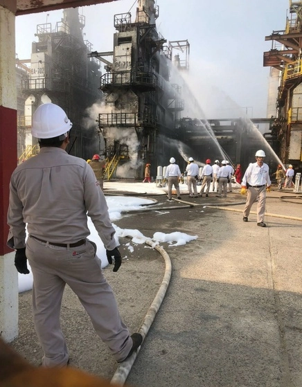 Trabajadores de Pemex lograron contener un incendio en la refinería de Salina Cruz, Oaxaca. Foto Cuartoscuro