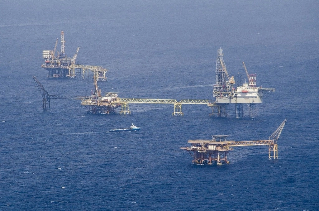Estiman que Pemex ha dejado de producir 20 mil barriles por día de crudo tras un incendio en una plataforma Akal-B, en Campeche. Foto Cuartoscuro/Archivo