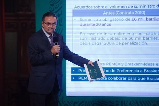 Octavio Romero Oropeza, director general de Pemex, dijo que la reducción en la nota de la firma carece de metodología. Foto Cristina Rodríguez / Archivo