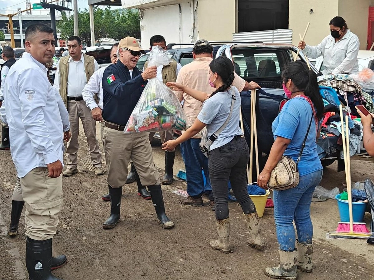 El director de Pemex, y trabajadores acudieron a Poza Rica a entregar apoyos a las familias afectadas por los desastres naturales. Foto