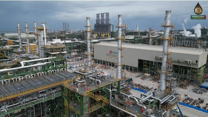 Aspectos de la Refinería Olmeca. Foto Pemex