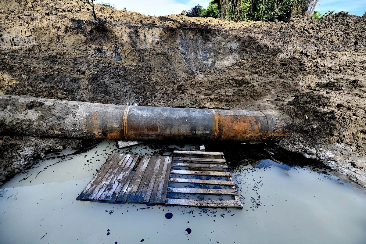 Petróleos Mexicanos informó que su director general, Víctor Rodríguez Padilla, acudió a la entidad donde las lluvias torrenciales registradas en días pasados provocaron daños al oleoducto de 30 pulgadas Poza Rica-Madero, que causaron la fuga del hidrocarburo. Imagen tomada de 