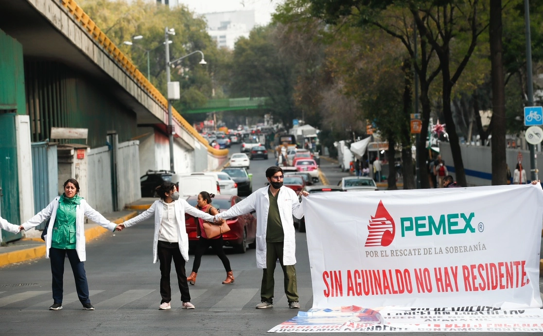 Médicos residentes de Pemex bloquean la avenida Marina Nacional y protestan frente a las oficinas centrales, exigiendo el pago completo de su aguinaldo, el 23 de diciembre de 2023. Foto Víctor Camacho