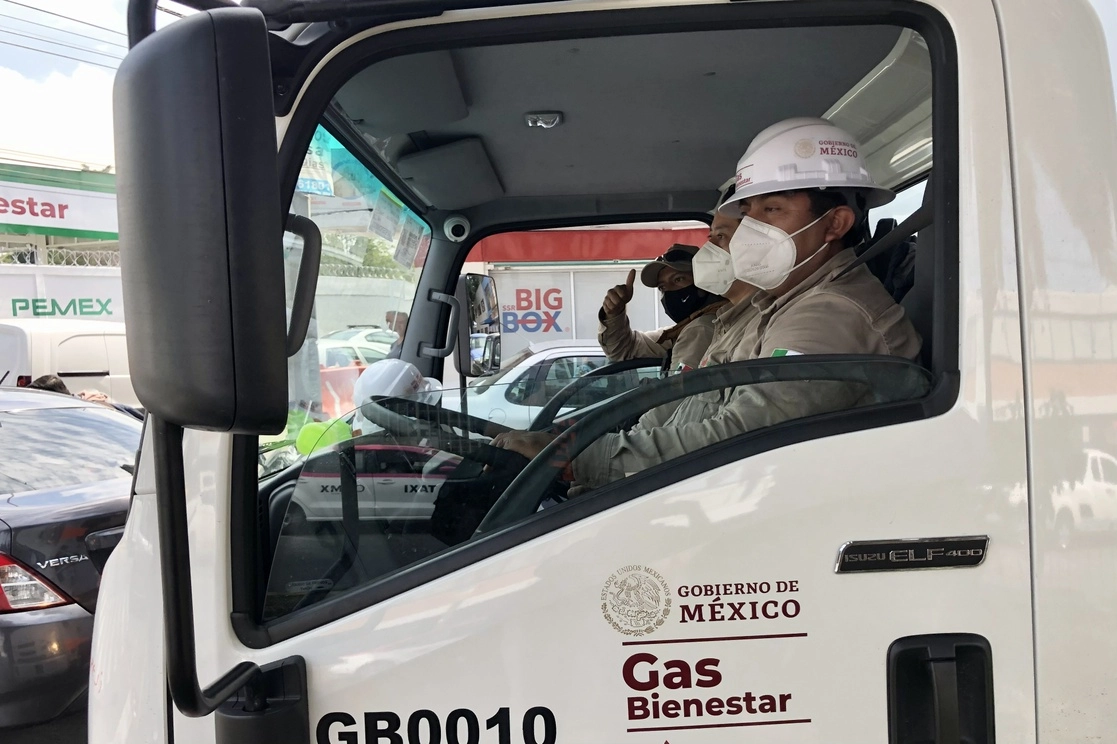 Trabajadores de Pemex distribuyendo el Gas Bienestar. Foto Luis Castillo