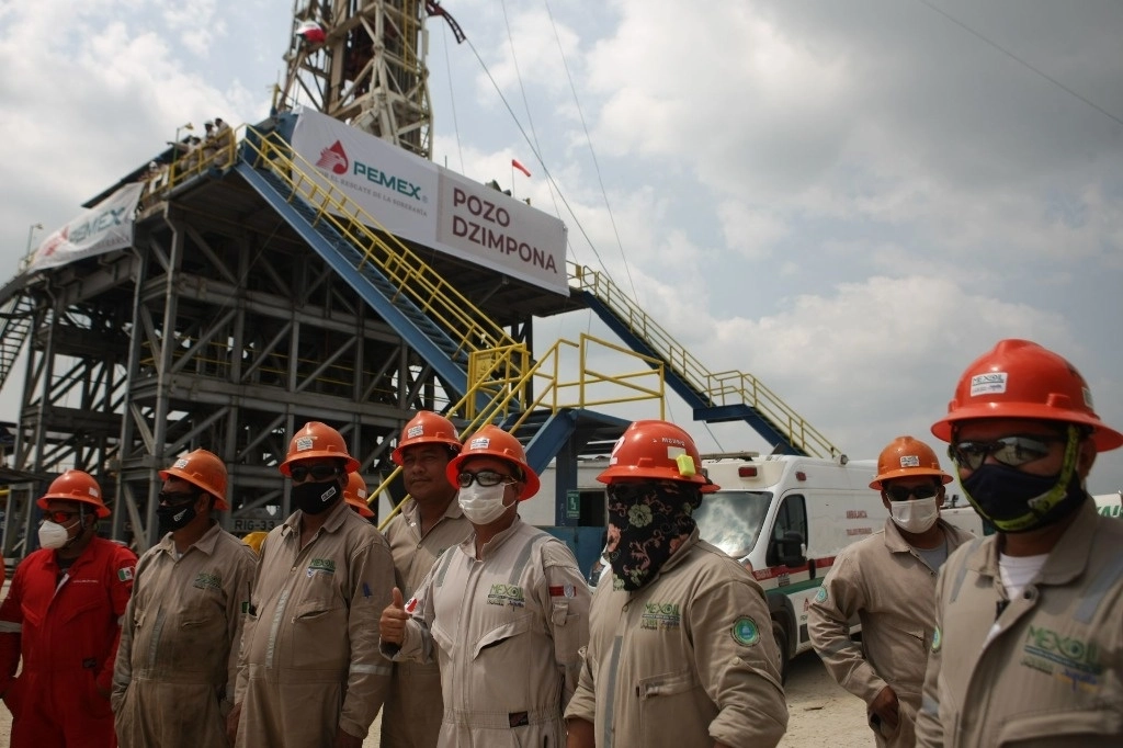 Trabajadores de Pemex en el pozo Dzimpona. Foto Cuartoscuro / Archivo