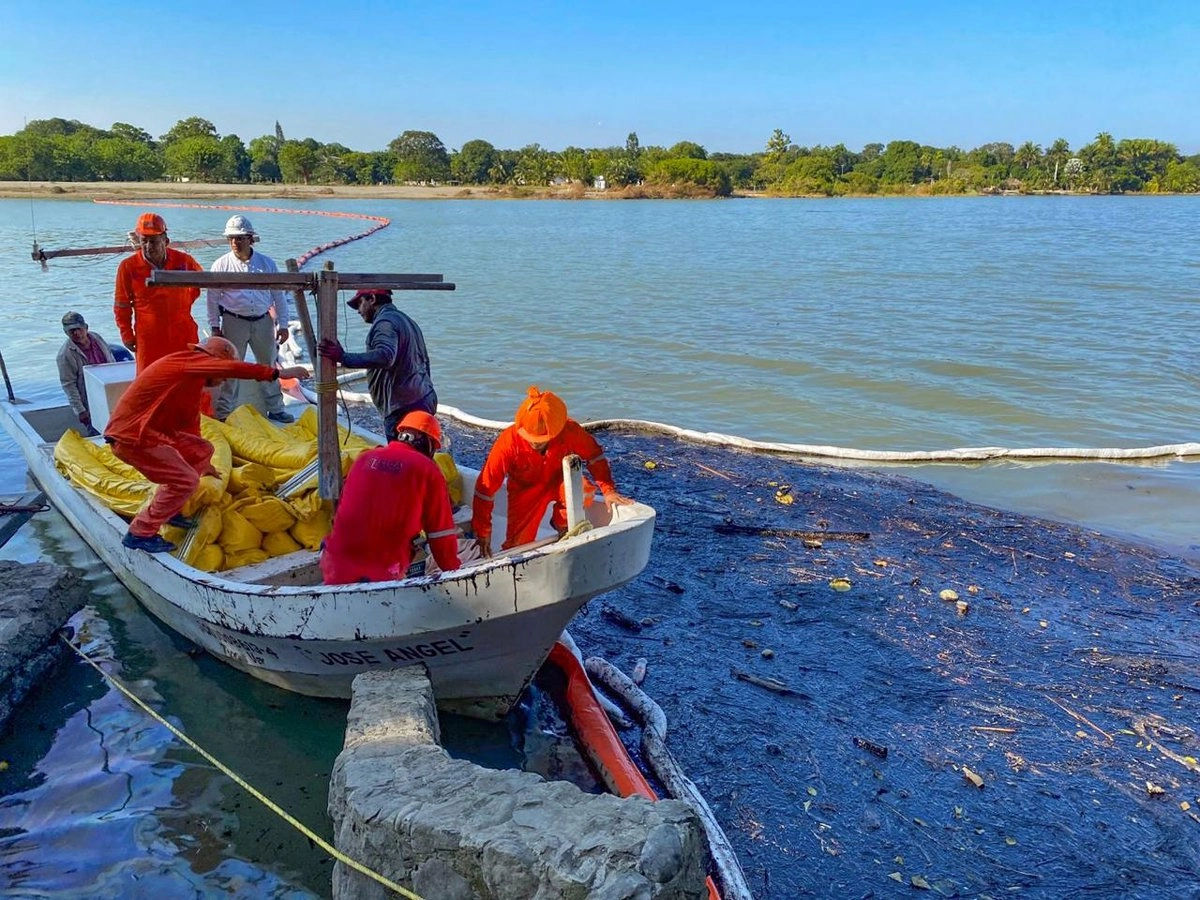 Personal de Pemex labora en la limpieza del río Pantepec, en Veracruz, el cual fue contaminado por un derrame. Foto