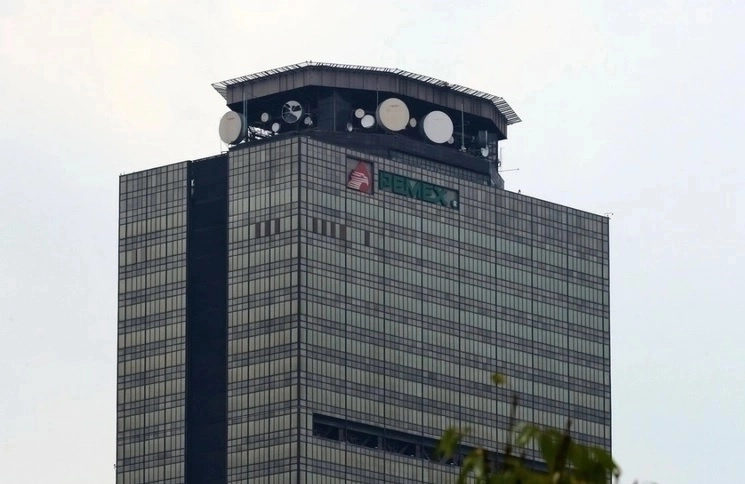 Pemex identificó un potencial impacto financiero alto en factores de riesgo como el aumento en la demanda de productos bajos en carbono; reducción en disponibilidad de capital para inversiones en el sector; alta volatilidad de precios de petróleo y gas, entre otros. Foto Roberto García