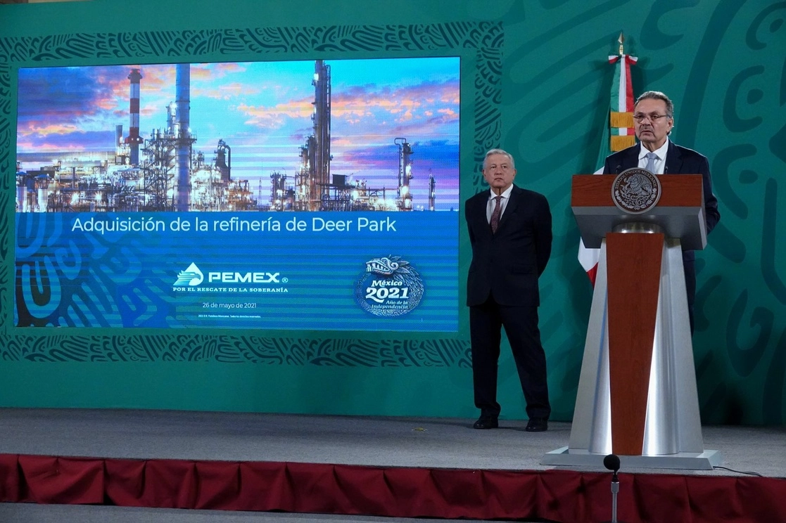 El director de Pemex, Octavio Romero Oropeza, y el presidente Andrés Manuel López Obrador, en la conferencia presidencial matutina en la que explicaron la compra de la refinería de Deer Park, en Palacio Nacional, el 26 de mayo de 2021. Foto Cuartoscuro