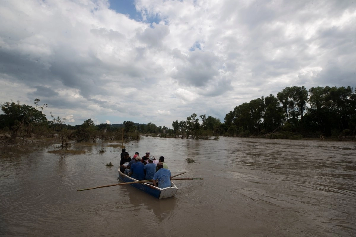 Pobladores de La Máquina cruzando el río Pantepec, en los límites de Puebla y Veracruz. Imagen de archivo. Foto