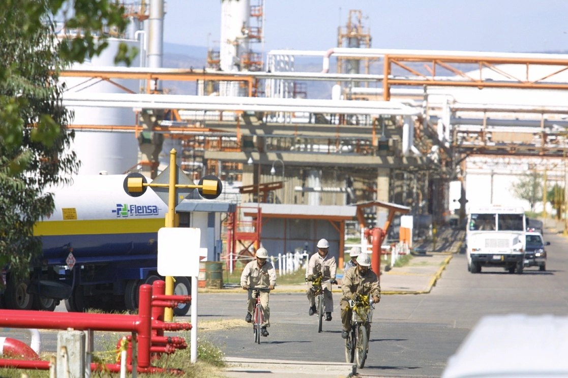 El Plan de Negocios de Pemex redujo la meta de extracción para este año a un millón 944 mil barriles al día. Foto Alfredo Domínguez / Archivo