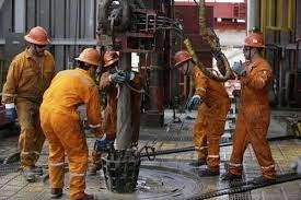 Trabajos en una plataforma marítima de Pemex, cerca de las costas de Veracruz. Foto Ap/ archivo